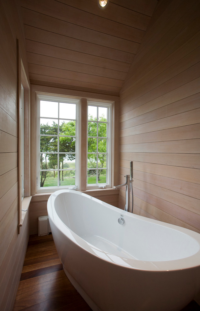 Immagine di una piccola stanza da bagno padronale stile marino con vasca freestanding e pavimento in legno massello medio