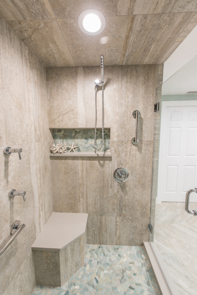 Свежая идея для дизайна: главная ванная комната среднего размера в современном стиле с фасадами в стиле шейкер, темными деревянными фасадами, душем в нише, раздельным унитазом, бежевой плиткой, галечной плиткой, зелеными стенами, полом из керамогранита, врезной раковиной, столешницей из искусственного кварца и душем с распашными дверями - отличное фото интерьера
