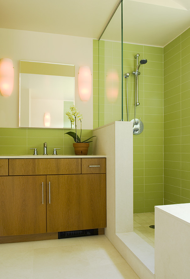 Inspiration för mellanstora moderna badrum med dusch, med ett väggmonterat handfat, en toalettstol med hel cisternkåpa, grå kakel, keramikplattor, gröna väggar och klinkergolv i keramik