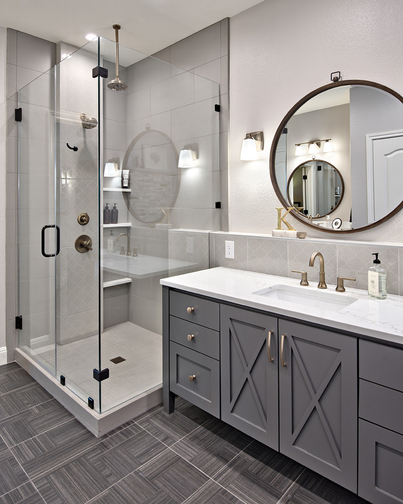 Foto på ett mellanstort vintage en-suite badrum, med möbel-liknande, grå skåp, ett fristående badkar, en hörndusch, grå kakel, keramikplattor, vita väggar, klinkergolv i keramik, ett undermonterad handfat och bänkskiva i kvarts