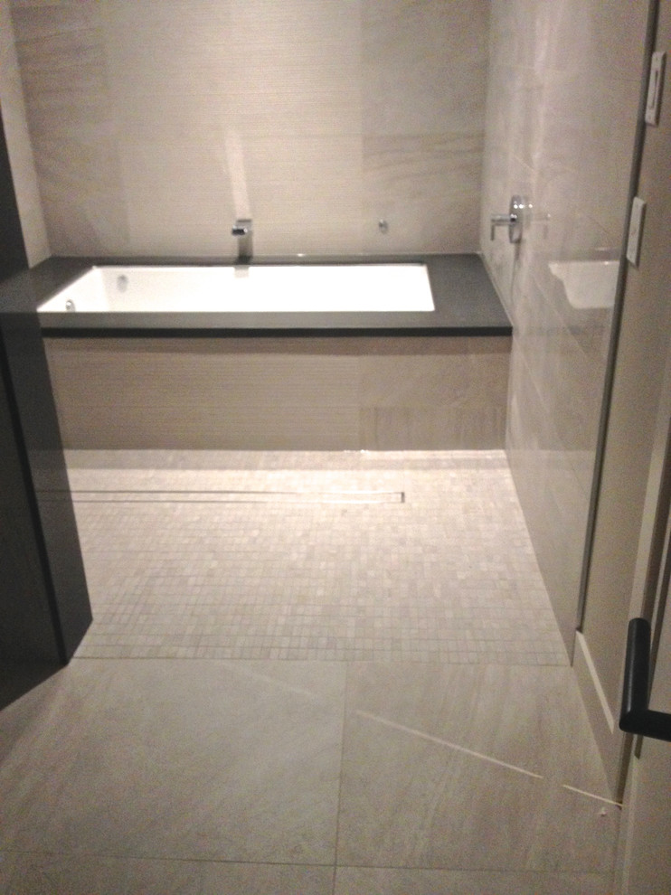 Ejemplo de cuarto de baño principal moderno extra grande con ducha a ras de suelo