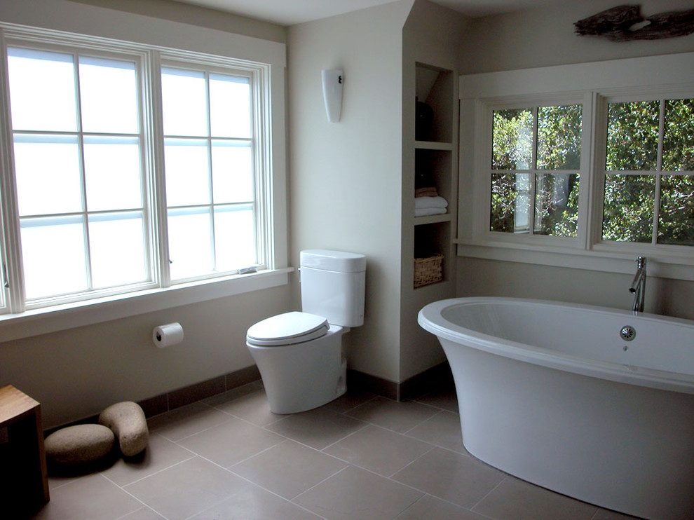 Großes Modernes Badezimmer En Suite mit freistehender Badewanne, Duschnische, Wandtoilette mit Spülkasten, grauen Fliesen und Porzellan-Bodenfliesen in San Francisco