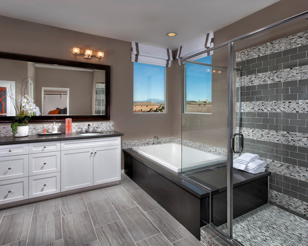 Foto di una stanza da bagno padronale stile americano con ante bianche, piastrelle multicolore, piastrelle in ceramica e pareti marroni