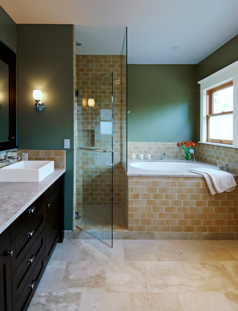 シアトルにあるトラディショナルスタイルのおしゃれな浴室 (ベッセル式洗面器、シェーカースタイル扉のキャビネット、濃色木目調キャビネット、コーナー設置型シャワー、ベージュのタイル、緑の壁、和式浴槽) の写真