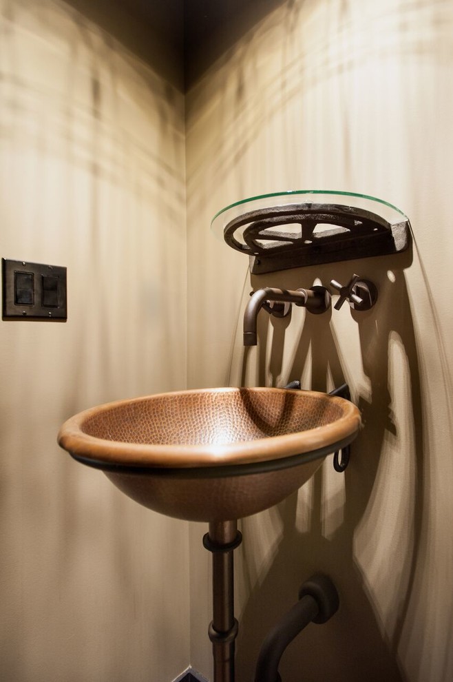 Inspiration för små rustika toaletter, med bruna väggar, ett väggmonterat handfat, en toalettstol med separat cisternkåpa, mellanmörkt trägolv och brunt golv