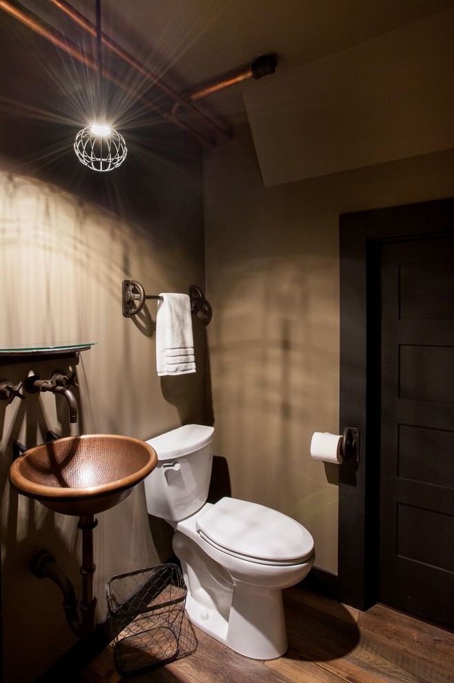 Пример оригинального дизайна: маленькая ванная комната в стиле рустика с раздельным унитазом, коричневыми стенами, паркетным полом среднего тона, душевой кабиной, подвесной раковиной и коричневым полом для на участке и в саду