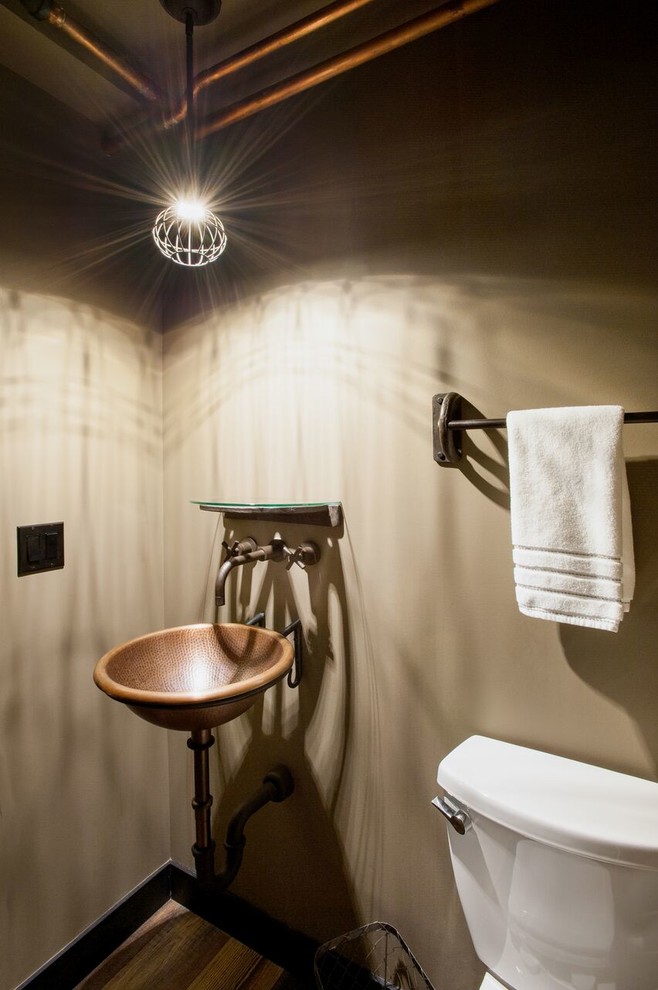 Idee per una piccola stanza da bagno con doccia stile rurale con WC a due pezzi, pareti marroni, pavimento in legno massello medio, lavabo sospeso e pavimento marrone