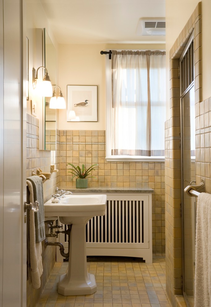 Klassisches Badezimmer mit Sockelwaschbecken in Seattle