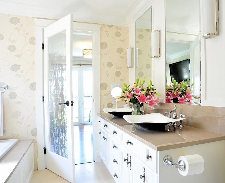 Idée de décoration pour une salle de bain principale tradition de taille moyenne avec un placard avec porte à panneau encastré, des portes de placard blanches, une baignoire posée, une douche d'angle, un carrelage marron, un mur blanc, une vasque et un plan de toilette en quartz modifié.