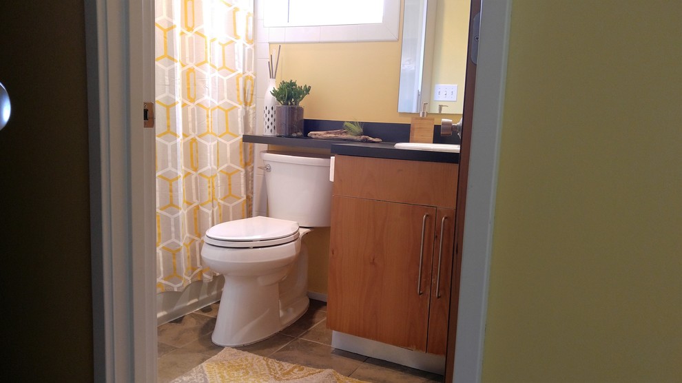 Свежая идея для дизайна: маленькая главная ванная комната в стиле модернизм с плоскими фасадами, светлыми деревянными фасадами, накладной ванной, душем над ванной, унитазом-моноблоком, желтыми стенами, полом из керамогранита, накладной раковиной и столешницей из ламината для на участке и в саду - отличное фото интерьера