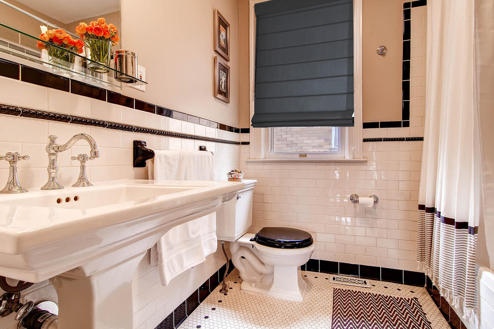 Immagine di una stanza da bagno tradizionale con lavabo a colonna, vasca ad alcova, vasca/doccia, WC a due pezzi, piastrelle bianche, piastrelle diamantate, pareti beige e pavimento con piastrelle a mosaico