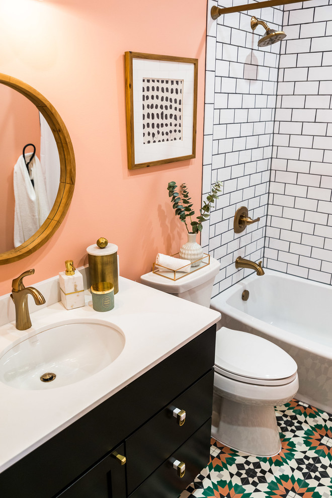 Пример оригинального дизайна: ванная комната среднего размера в современном стиле с фасадами с утопленной филенкой, черными фасадами, ванной в нише, душем над ванной, раздельным унитазом, белой плиткой, плиткой кабанчик, розовыми стенами, душевой кабиной, врезной раковиной, столешницей из искусственного камня, разноцветным полом, шторкой для ванной, белой столешницей и полом из керамической плитки