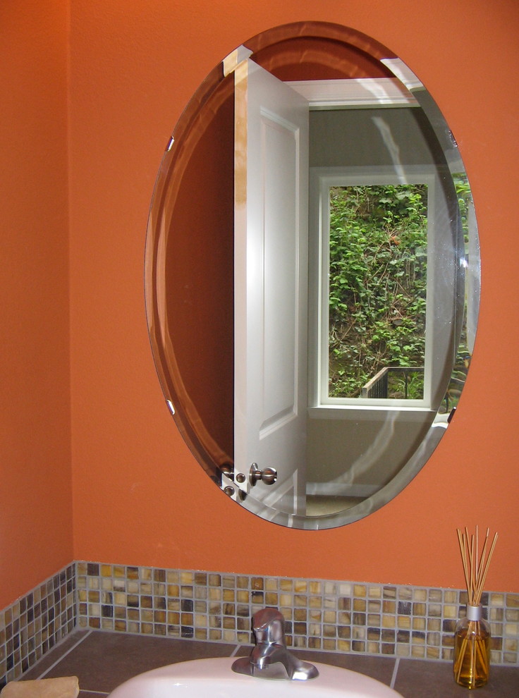 Idée de décoration pour une petite salle de bain minimaliste en bois clair avec un lavabo posé, un placard à porte shaker, un plan de toilette en carrelage, une baignoire posée, un combiné douche/baignoire, WC séparés, un carrelage gris, des carreaux de porcelaine, un mur orange et un sol en carrelage de porcelaine.