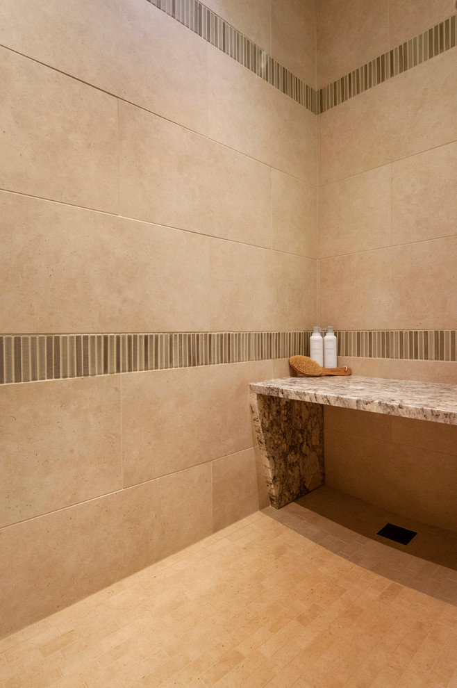 Klassisk inredning av ett stort en-suite badrum, med skåp i shakerstil, vita skåp, ett badkar i en alkov, en dusch i en alkov, beige kakel, grön kakel, flerfärgad kakel, tunnelbanekakel, vita väggar, travertin golv, ett undermonterad handfat och granitbänkskiva