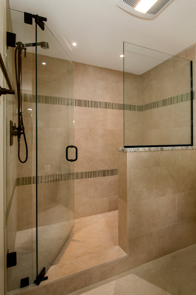 Inredning av ett klassiskt stort en-suite badrum, med skåp i shakerstil, vita skåp, ett badkar i en alkov, en dusch i en alkov, beige kakel, grön kakel, flerfärgad kakel, tunnelbanekakel, vita väggar, travertin golv, ett undermonterad handfat och granitbänkskiva