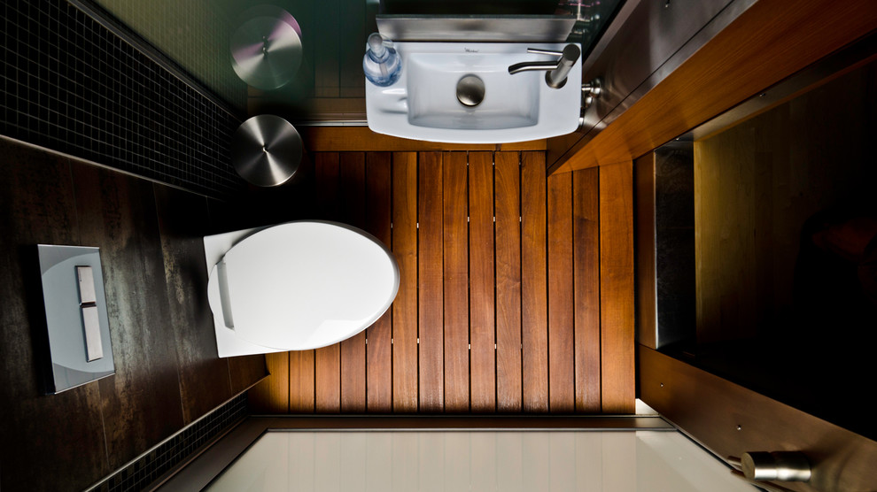 Inspiration för ett funkis badrum, med ett fristående handfat, en öppen dusch, en vägghängd toalettstol och mellanmörkt trägolv