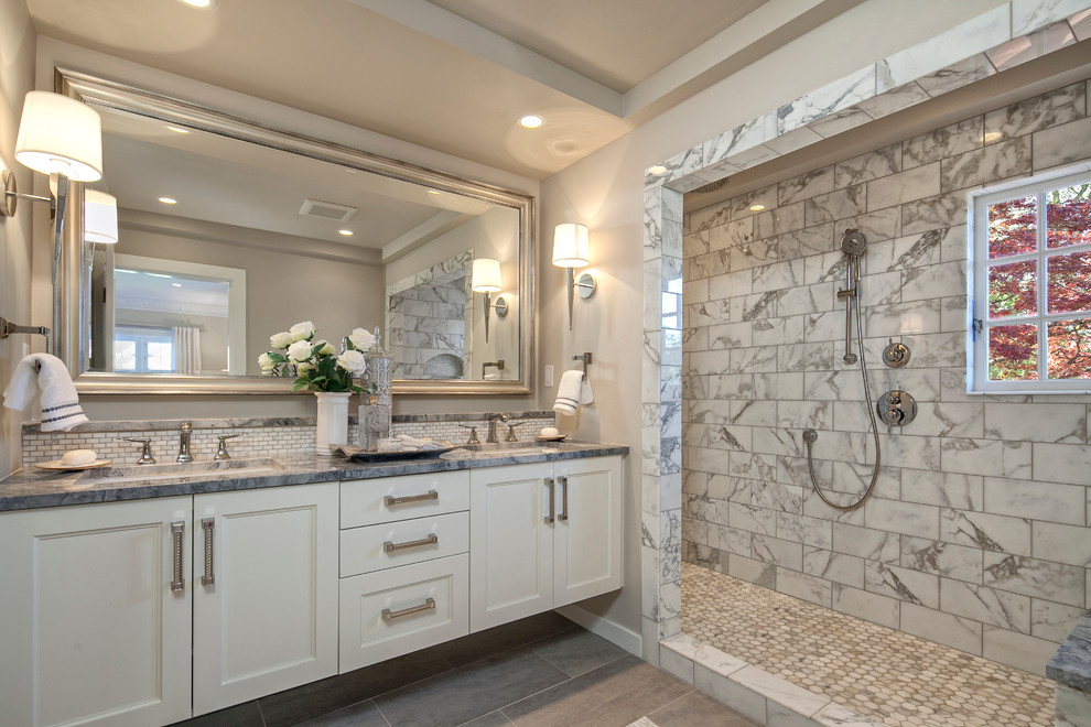Inspiration för mellanstora klassiska en-suite badrum, med ett nedsänkt handfat, skåp i shakerstil, vita skåp, granitbänkskiva, en öppen dusch, en vägghängd toalettstol, grå kakel, stenkakel, grå väggar, klinkergolv i porslin, grått golv och med dusch som är öppen