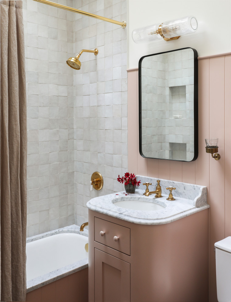 Klassisk inredning av ett vit vitt badrum, med skåp i shakerstil, ett undermonterat badkar, en dusch/badkar-kombination, vit kakel, vita väggar, ett undermonterad handfat och dusch med duschdraperi