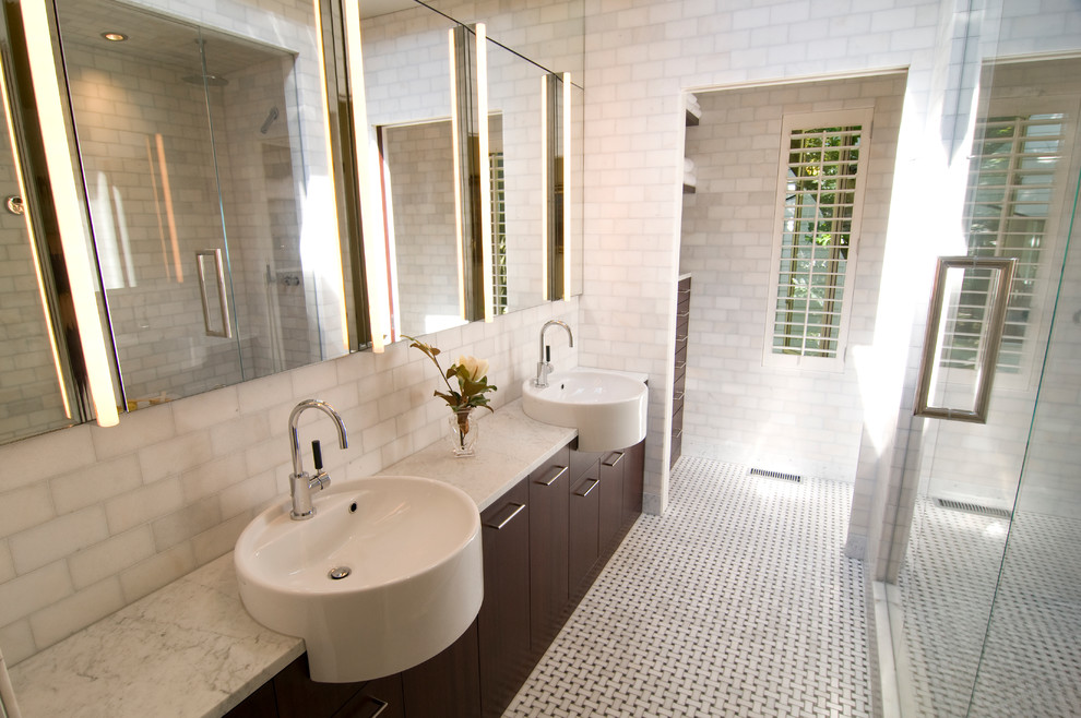Esempio di una stanza da bagno contemporanea con ante lisce, ante in legno bruno, top in marmo, piastrelle bianche, lastra di pietra e lavabo a bacinella