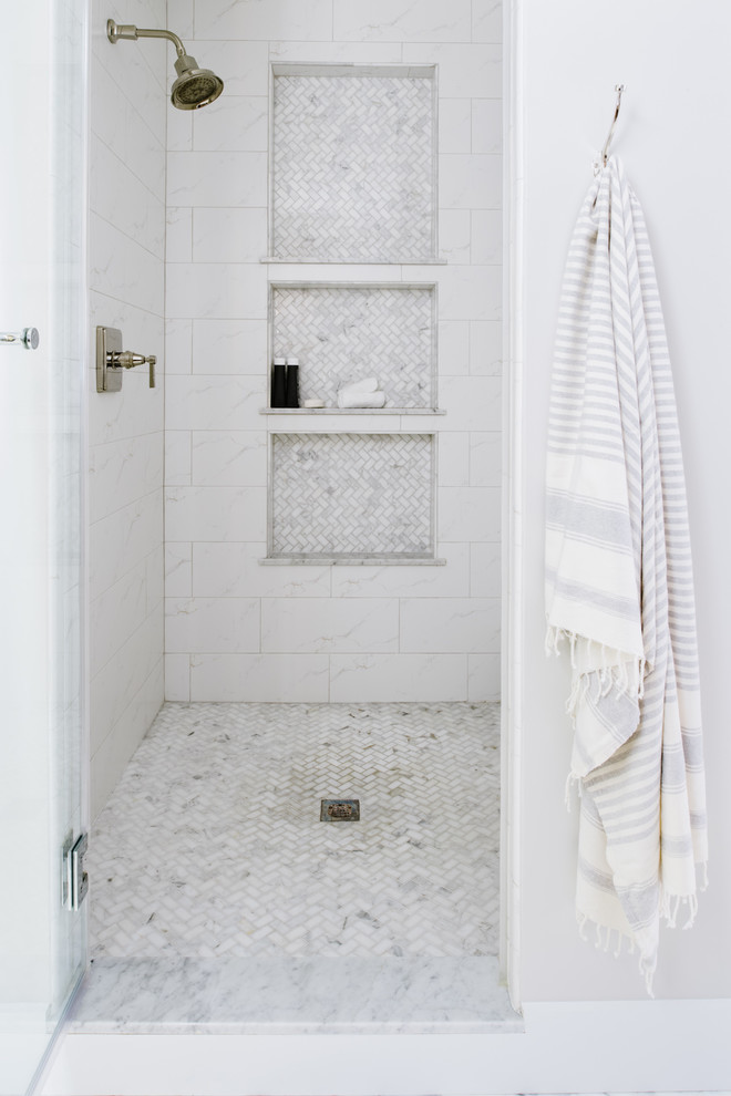 Стильный дизайн: главная ванная комната среднего размера в стиле фьюжн с фасадами в стиле шейкер, светлыми деревянными фасадами, угловым душем, раздельным унитазом, белой плиткой, мраморной плиткой, серыми стенами, мраморным полом, врезной раковиной, столешницей из искусственного кварца, белым полом и душем с распашными дверями - последний тренд