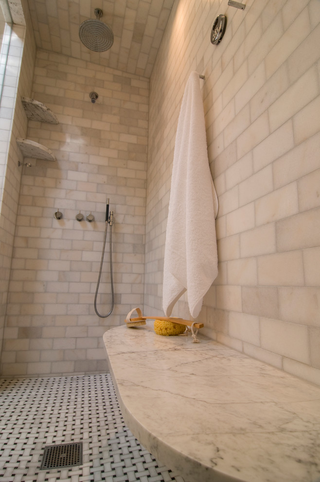 Ispirazione per una stanza da bagno contemporanea con top in marmo, doccia doppia, piastrelle bianche e piastrelle in pietra