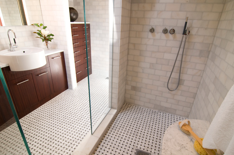 Idee per una stanza da bagno minimal con lavabo da incasso, ante lisce, ante in legno bruno, top in marmo, doccia doppia, piastrelle bianche e piastrelle in pietra