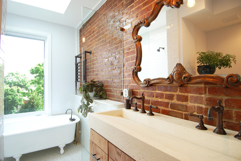 Cette photo montre une salle de bain principale chic en bois brun de taille moyenne avec une baignoire sur pieds, un placard à porte plane, une douche ouverte, un mur gris, une grande vasque et aucune cabine.