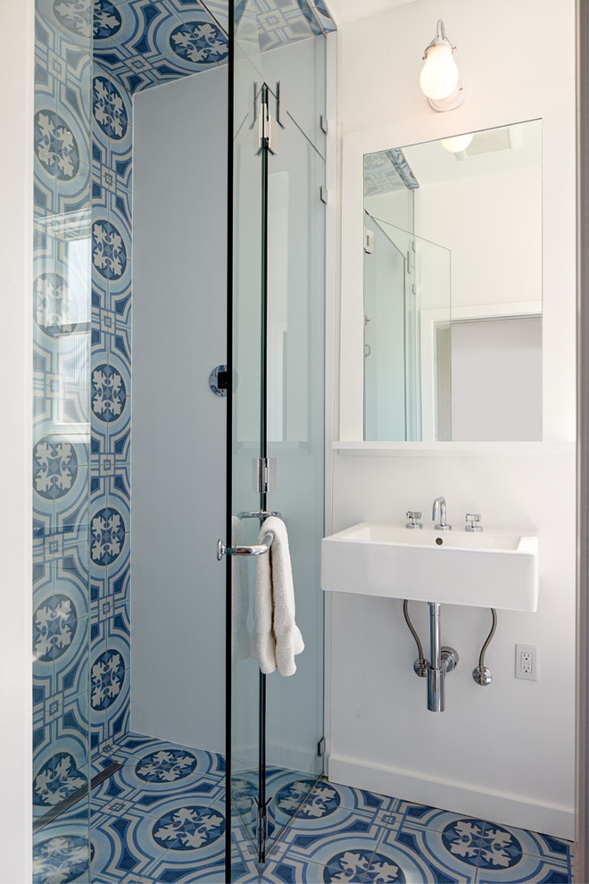 Kleines Modernes Duschbad mit Nasszelle, weißen Fliesen, Porzellanfliesen, weißer Wandfarbe, Wandwaschbecken, Falttür-Duschabtrennung, Porzellan-Bodenfliesen und blauem Boden in Seattle