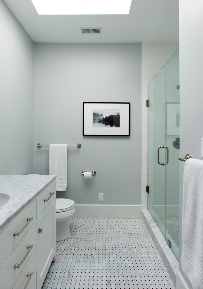 На фото: главная ванная комната среднего размера в стиле неоклассика (современная классика) с врезной раковиной, плоскими фасадами, белыми фасадами, мраморной столешницей, душем в нише, унитазом-моноблоком, серой плиткой, серыми стенами и мраморным полом с