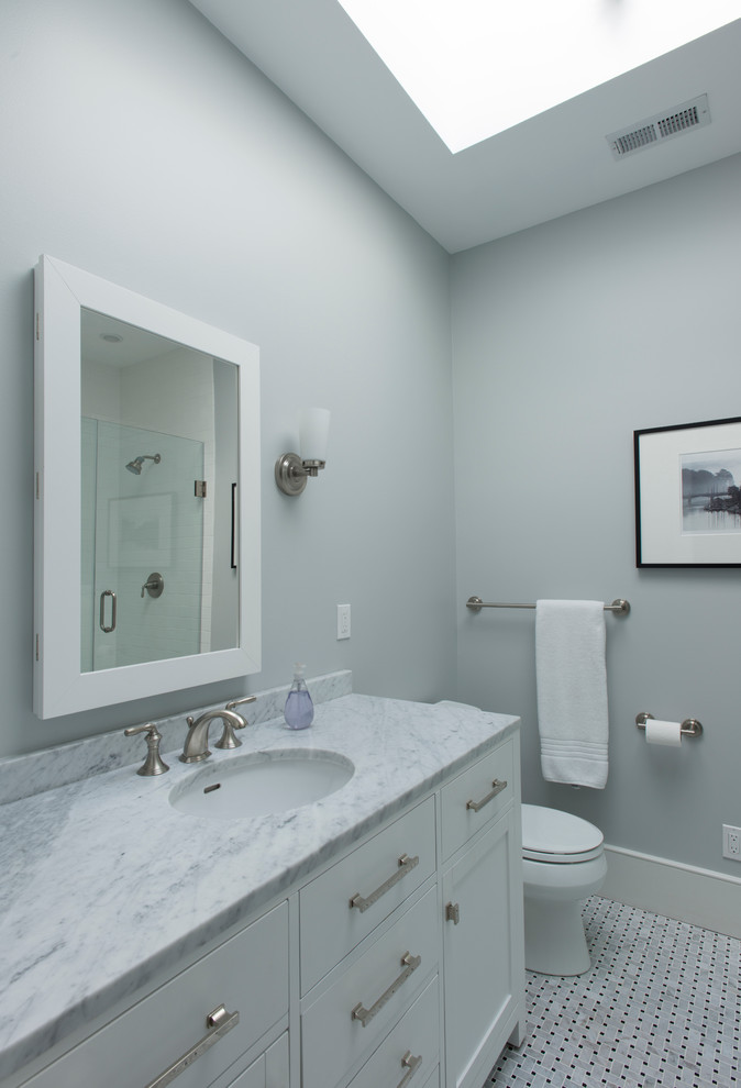 Foto di una stanza da bagno padronale tradizionale di medie dimensioni con lavabo sottopiano, ante lisce, ante bianche, top in marmo, doccia alcova, WC monopezzo, piastrelle grigie, pareti grigie e pavimento in marmo