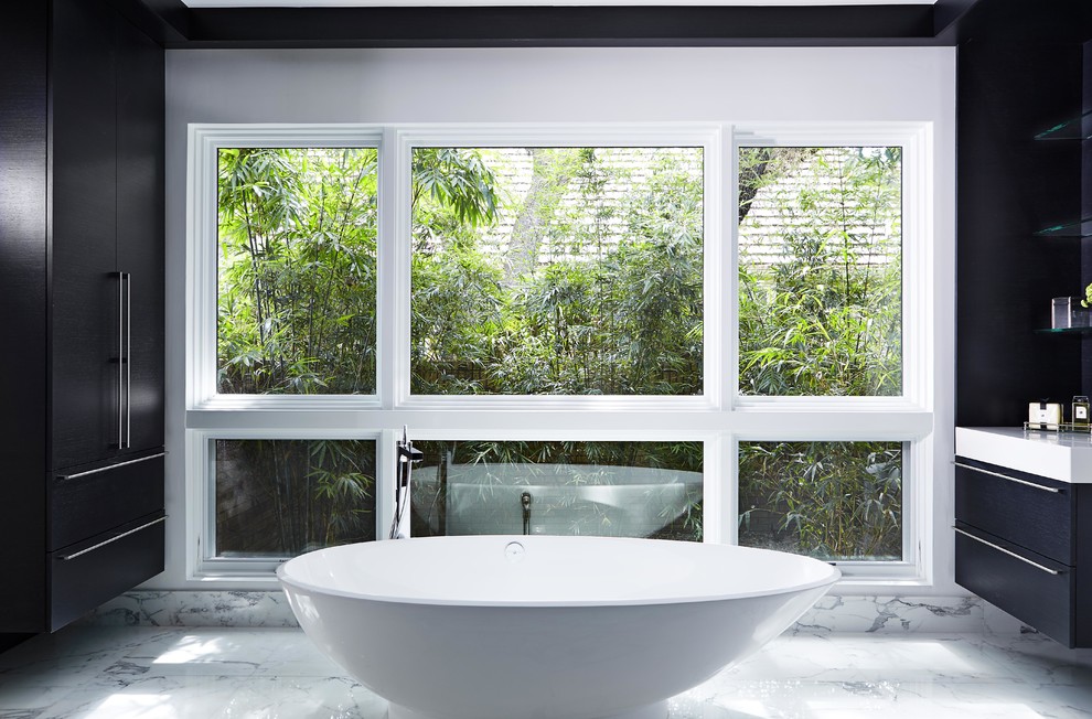 Идея дизайна: главная ванная комната в современном стиле с плоскими фасадами, черными фасадами, отдельно стоящей ванной, черными стенами и окном