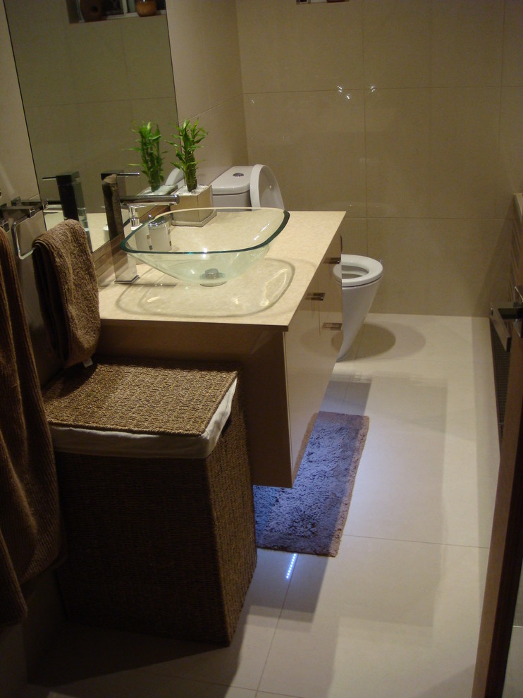 Modelo de cuarto de baño contemporáneo con lavabo sobreencimera