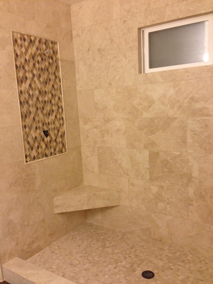 На фото: большая главная ванная комната в стиле неоклассика (современная классика) с