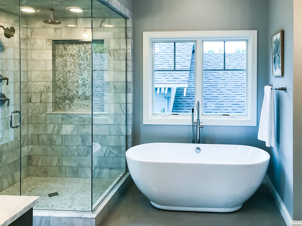 Inspiration pour une salle de bain principale traditionnelle en bois foncé de taille moyenne avec une baignoire indépendante, une douche d'angle, un carrelage multicolore, un carrelage de pierre, un mur beige, un plan de toilette en marbre, un sol gris et une cabine de douche à porte battante.