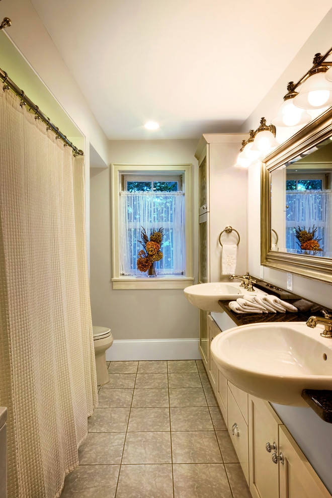 Ispirazione per una piccola stanza da bagno con doccia american style con ante in stile shaker, ante bianche, top in granito, vasca ad alcova, WC a due pezzi, pareti bianche e pavimento con piastrelle in ceramica