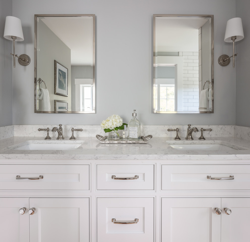 Bild på ett litet lantligt badrum med dusch, med klinkergolv i porslin, grått golv, skåp i shakerstil, vita skåp, grå väggar, ett undermonterad handfat och marmorbänkskiva