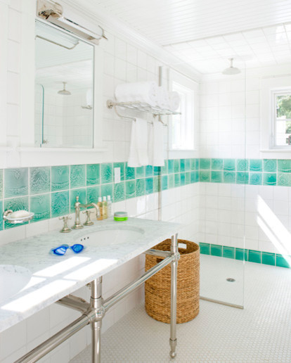 Diseño de cuarto de baño principal marinero grande con lavabo suspendido, encimera de mármol, ducha a ras de suelo, baldosas y/o azulejos blancos, paredes blancas y suelo con mosaicos de baldosas