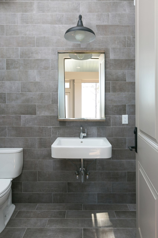Foto på ett litet maritimt badrum, med vita skåp, en öppen dusch, grå kakel, porslinskakel, klinkergolv i porslin och grått golv