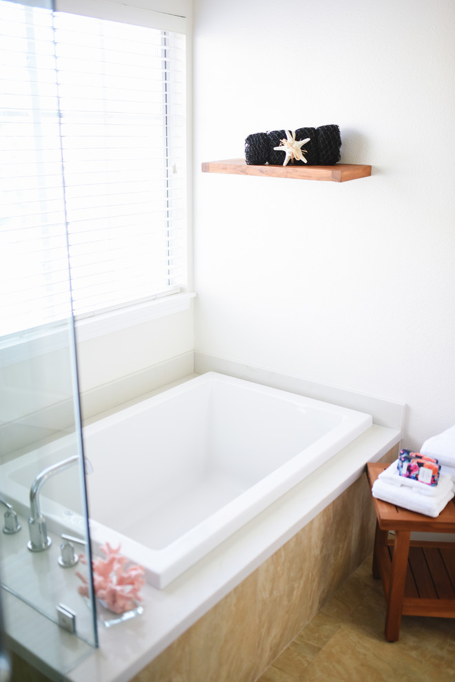 Exempel på ett mellanstort klassiskt en-suite badrum, med luckor med infälld panel, bruna skåp, ett platsbyggt badkar, en hörndusch, beige kakel, porslinskakel, vita väggar, klinkergolv i porslin, ett nedsänkt handfat, bänkskiva i kvarts, beiget golv och dusch med gångjärnsdörr