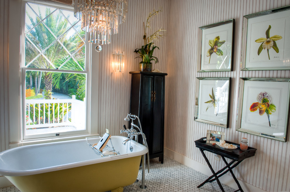 Exempel på ett litet klassiskt badrum med dusch, med ett badkar med tassar, vita väggar, skåp i mörkt trä, en dusch/badkar-kombination, mosaikgolv och vitt golv