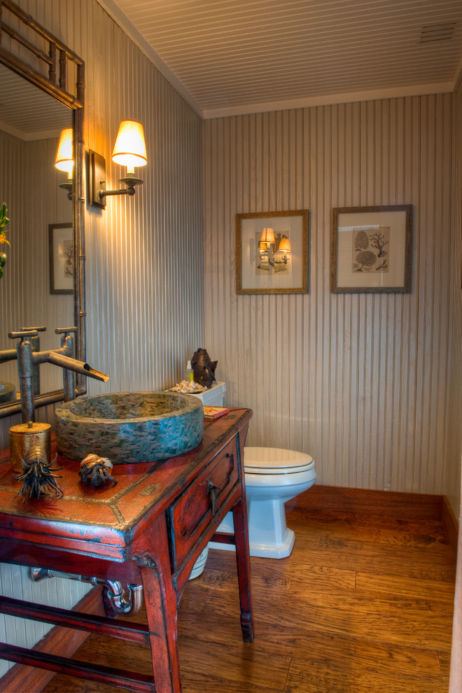 На фото: главная ванная комната среднего размера в морском стиле с ванной на ножках, унитазом-моноблоком и полом из мозаичной плитки с