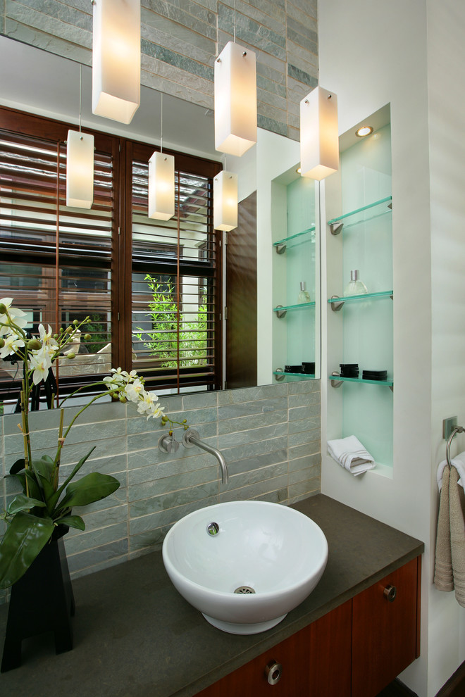 Mittelgroßes Modernes Badezimmer mit Steinfliesen, Aufsatzwaschbecken, flächenbündigen Schrankfronten, dunklen Holzschränken, weißer Wandfarbe und Speckstein-Waschbecken/Waschtisch in Miami