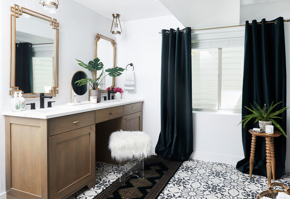 На фото: главная ванная комната в современном стиле с фасадами цвета дерева среднего тона, белыми стенами, врезной раковиной, белой столешницей, зеркалом с подсветкой и фасадами в стиле шейкер
