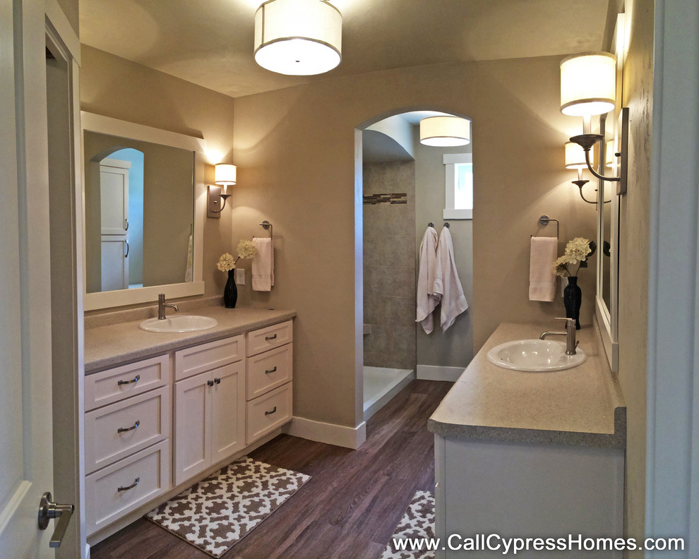 Exempel på ett mellanstort amerikanskt en-suite badrum, med ett nedsänkt handfat, skåp i shakerstil, vita skåp och en öppen dusch