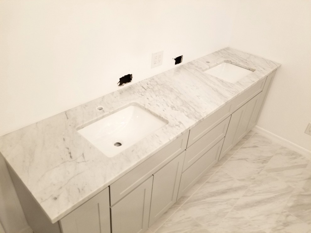 Esempio di una grande stanza da bagno padronale minimal con lavabo sottopiano e top in marmo
