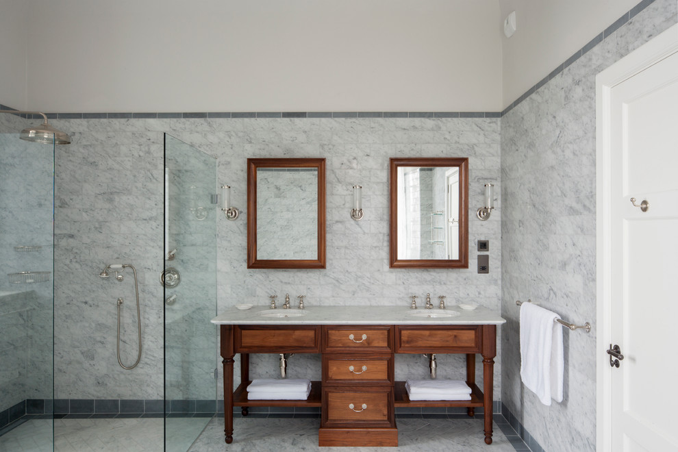Пример оригинального дизайна: большая главная ванная комната в классическом стиле с фасадами с декоративным кантом, темными деревянными фасадами, открытым душем, белой плиткой, накладной раковиной, мраморной столешницей и открытым душем