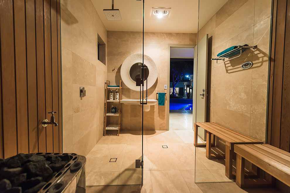 Стильный дизайн: огромная баня и сауна в средиземноморском стиле с бежевой плиткой, цементной плиткой, бежевыми стенами, полом из цементной плитки и подвесной раковиной - последний тренд