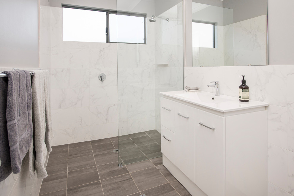 Diseño de cuarto de baño principal minimalista de tamaño medio con armarios con rebordes decorativos, puertas de armario blancas, ducha abierta, baldosas y/o azulejos grises, baldosas y/o azulejos de porcelana, ducha abierta y encimeras blancas