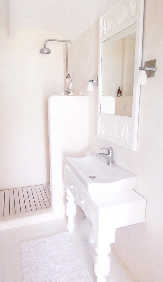 Ejemplo de cuarto de baño mediterráneo con lavabo tipo consola