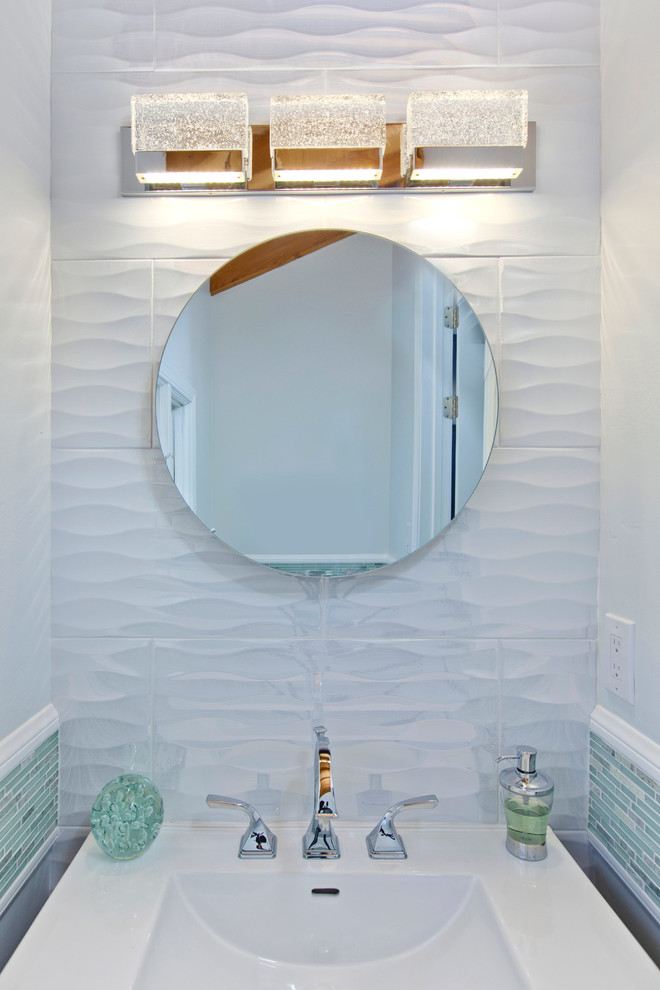 Inredning av ett litet badrum med dusch, med ett undermonterad handfat, luckor med infälld panel, skåp i mörkt trä, bänkskiva i kvarts, en toalettstol med hel cisternkåpa, vit kakel, porslinskakel, vita väggar och mörkt trägolv